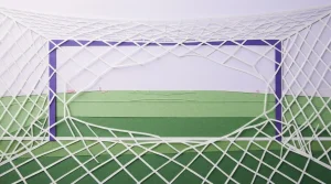 Fußballtor mit straffem Netz oberhalb eines gepflegten Spielfelds