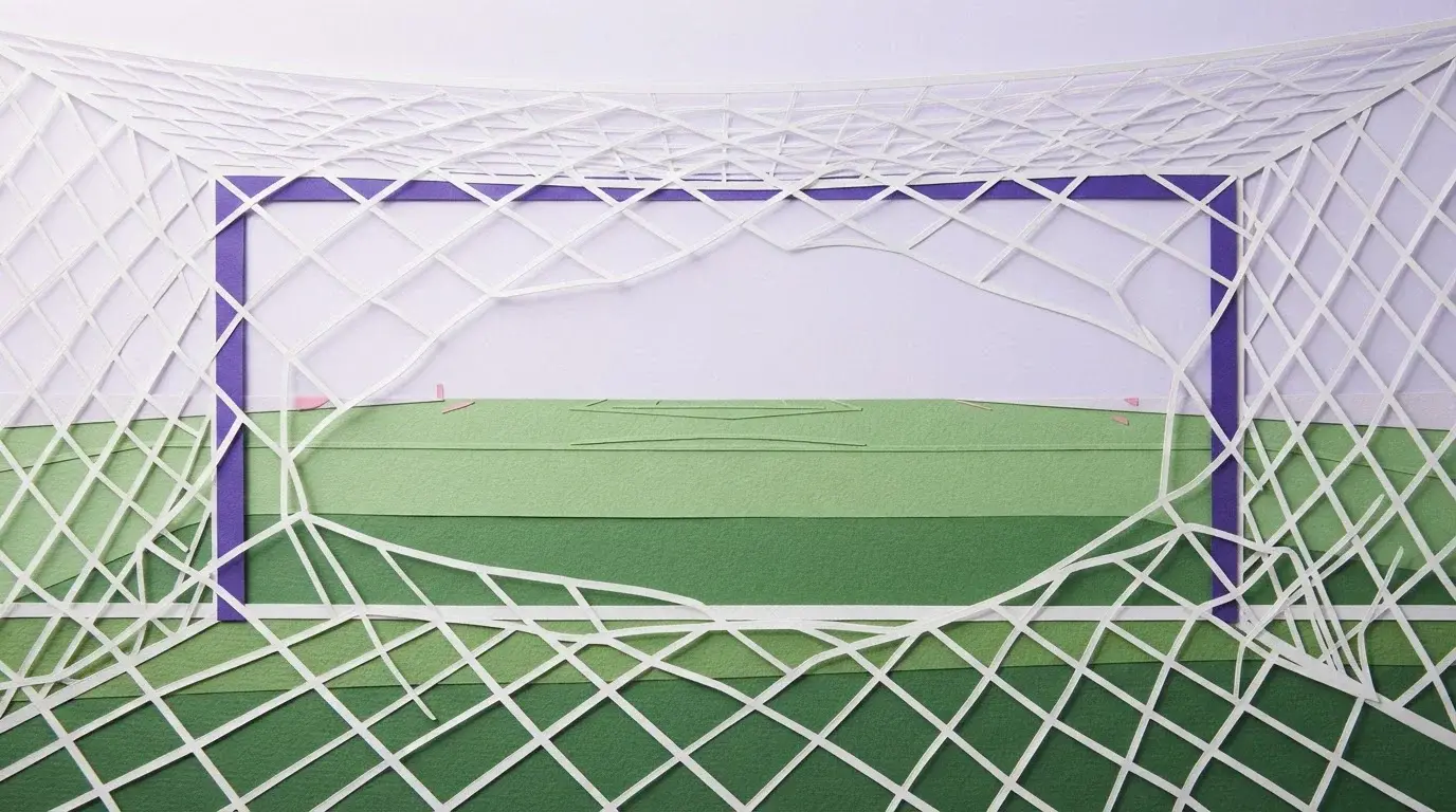 Fußballtor mit straffem Netz oberhalb eines gepflegten Spielfelds